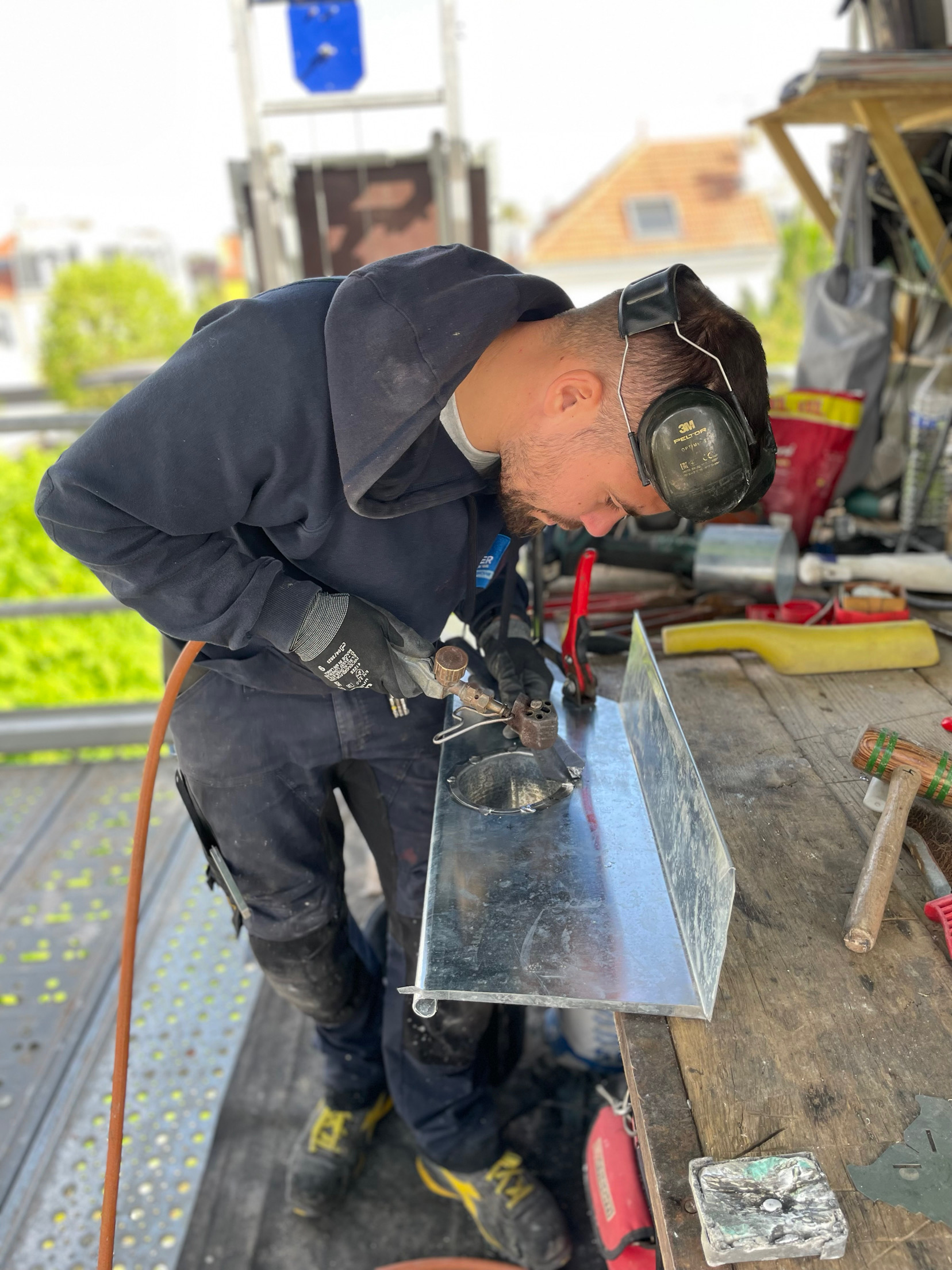 Artisan couvreur au travail